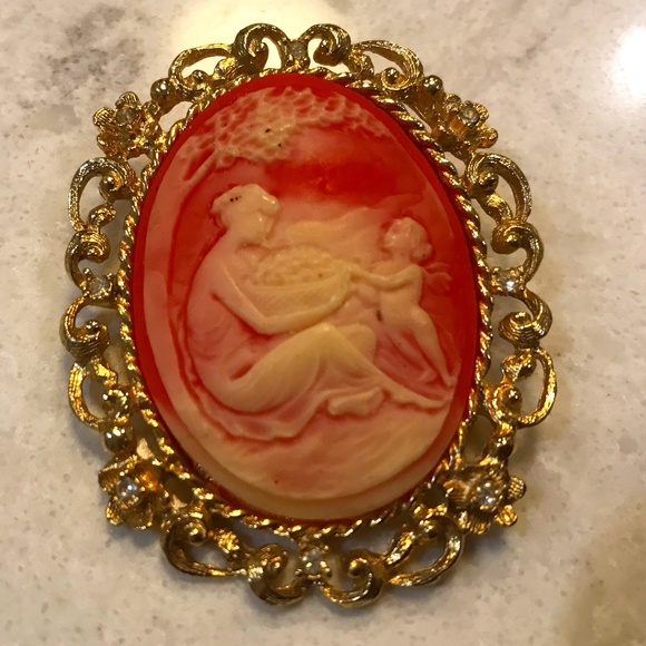 Sarah Coventry Jewelry - Unique vintage mother & child cameo brooch / pendant signed by Sarah Coventry